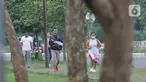 Warga beraktivitas di area lingkar luar kawasan Stadion Pakansari, Kabupaten Bogor, Sabtu (11/9/2021). Kawasan ini kembali ramai dengan aktivitas warga seiring penurunan level PPKM di wilayah Jabodetabek. (Liputan6.com/Helmi Fithriansyah)