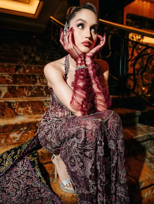 Dengan potongan yang memeluk tubuhnya, gaun tersebut menonjolkan siluet feminin sekaligus menciptakan aura elegan.  [@@bengurion.works].