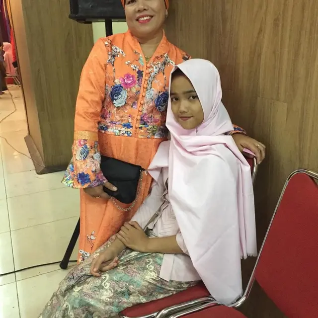 6 Potret Lawas Kebersamaan Fuji dan Ibunda, Anak Bungsu Kesayangan