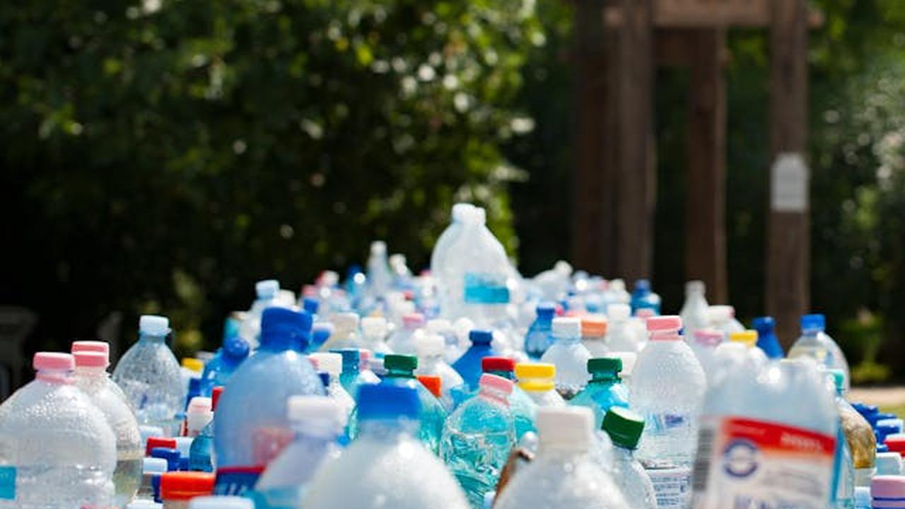Ilustrasi Botol Plastik yang Menumpuk