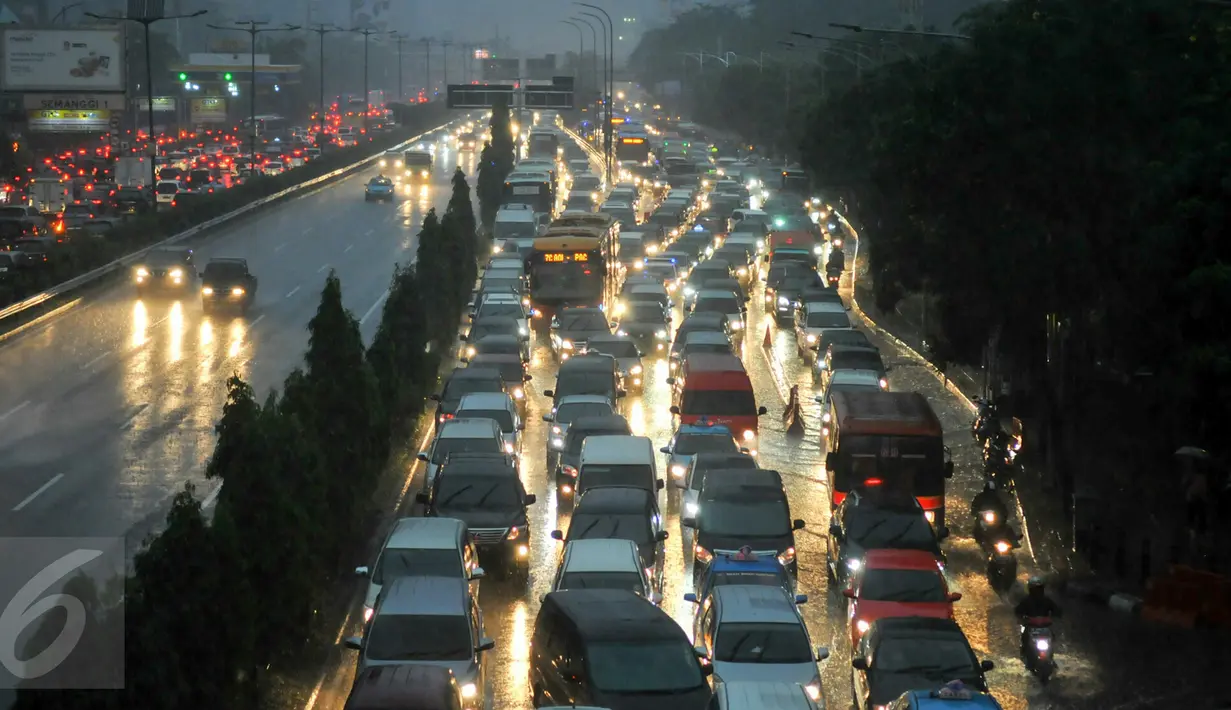 Sejumlah Kendaraan terjebak macet dikawasan Duren tiga Jakarta Selatan, Jakarta, Senin (23/5). Hujan lebat yang mengguyur ibu kota membuat lalulintas di beberapa titik ruas jalan menjadi macet dan semrawut. (Liputan6.com/Yoppy Renato)