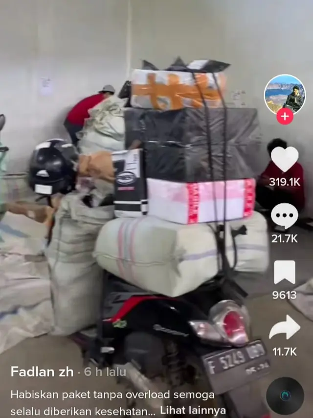 Kebanjiran Paket Jelang Lebaran, Ini 8 Potret Kurir yang Kewalahan Antar Barang