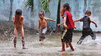  Anak Mau Mandi Hujan, Ortu Harus Perhatikan 5 Rambu Ini Dulu