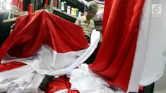 Seorang penjahit mengerjakan pesanan bendera merah putih di Pasar Senen, Jakarta, Selasa (9/8). Jelang peringatan HUT Republik Indonesia ke-72 para penjahit di Pasar Senen mengalami peningkatan pemesanan bendera merah putih. (Liputan6.com/Johan Tallo)