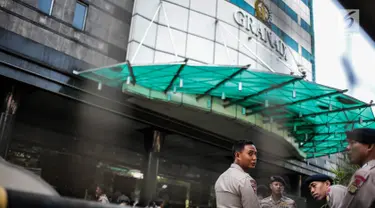 Personel kepolisian disiagakan jelang penyitaan aset di Gedung Granadi, Jakarta, Senin (17/12). Penjagaan ketat tersebut dikarenakan akan ada aksi yang menuntut semua aset Soeharto, keturunan dan kroni-kroninya disita negara. (Liputan6.com/Faizal Fanani)