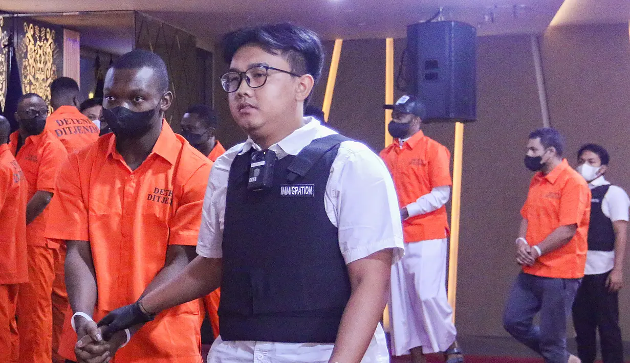 Sementara, jenis pelanggaran lain yang ditemukan meliputi 20 kasus overstay, 11 kasus investor fiktif, dan 9 kasus sponsor fiktif. (merdeka.com/Arie Basuki)