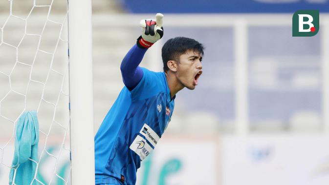 Kiper Persipura Jayapura, Fitrul Dwi Rustapa saat melawan Arema FC dalam laga pekan ke-5 BRI Liga 1 2021/2022 di Stadion Madya, Jakarta, Rabu, (29/9/2021). Persipura kalah 0-1. (Bola.com/ M Iqbal Ichsan)