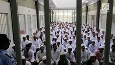 Kementerian Hukum dan HAM memberikan remisi pengurangan masa hukuman kepada 92.816 warga binaan atau narapidana.