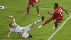 Striker Bayern Munich, Eric Maxim-Choupo Moting (kanan) melepaskan tendangan yang berbuah gol pertama timnya ke gawang Bayer Leverkusen dalam laga lanjutan Liga Jerman 2020/2021 pekan ke-30 di Allianz Arena, Munich, Selasa (20/4/2021). Bayern Munich menang 2-0. (AP/Christof Stache/Pool)