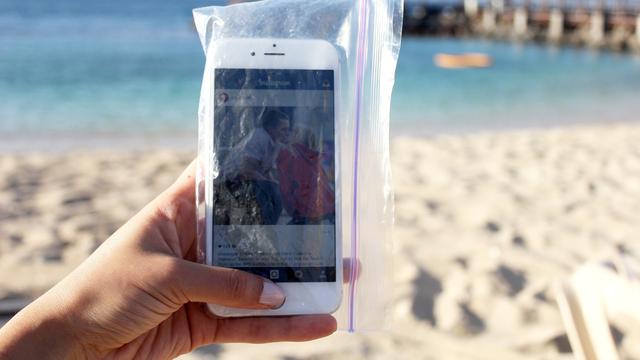 Lindungi ponsel dengan tas ziplock (Popsugar.com/Lisette Mejia)