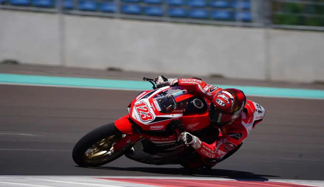 Pembalap Astra Honda Racing Team, Rheza Danica Ahrens, memacu motor Honda CBR 250 RR dalam sesi latihan bebas hari pertama seri Asia Road Racing Championship (ARRC) 2023 kelas AP250  di Sirkuit Mandalika, Lombok, Jumat (11/08/2023). Rheza berhasil menjadi yang tercepat di hari pertama meskipun mendapat pengurangan 1000 rpm pada kekuatan mesin motor. (Dok. AHRT)