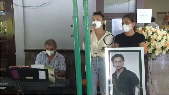 Angela Gilsha diacara pelepasan jenazah Marco Panari