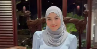 Aurel Hermansyah kembali mencuri perhatian publik dengan penampilannya yang anggun dan memukau saat menghadiri pernikahan putri Ketua MPR RI, Zulkifli Hasan, dan Zumi Zola. [@aurelie.hermansyah].