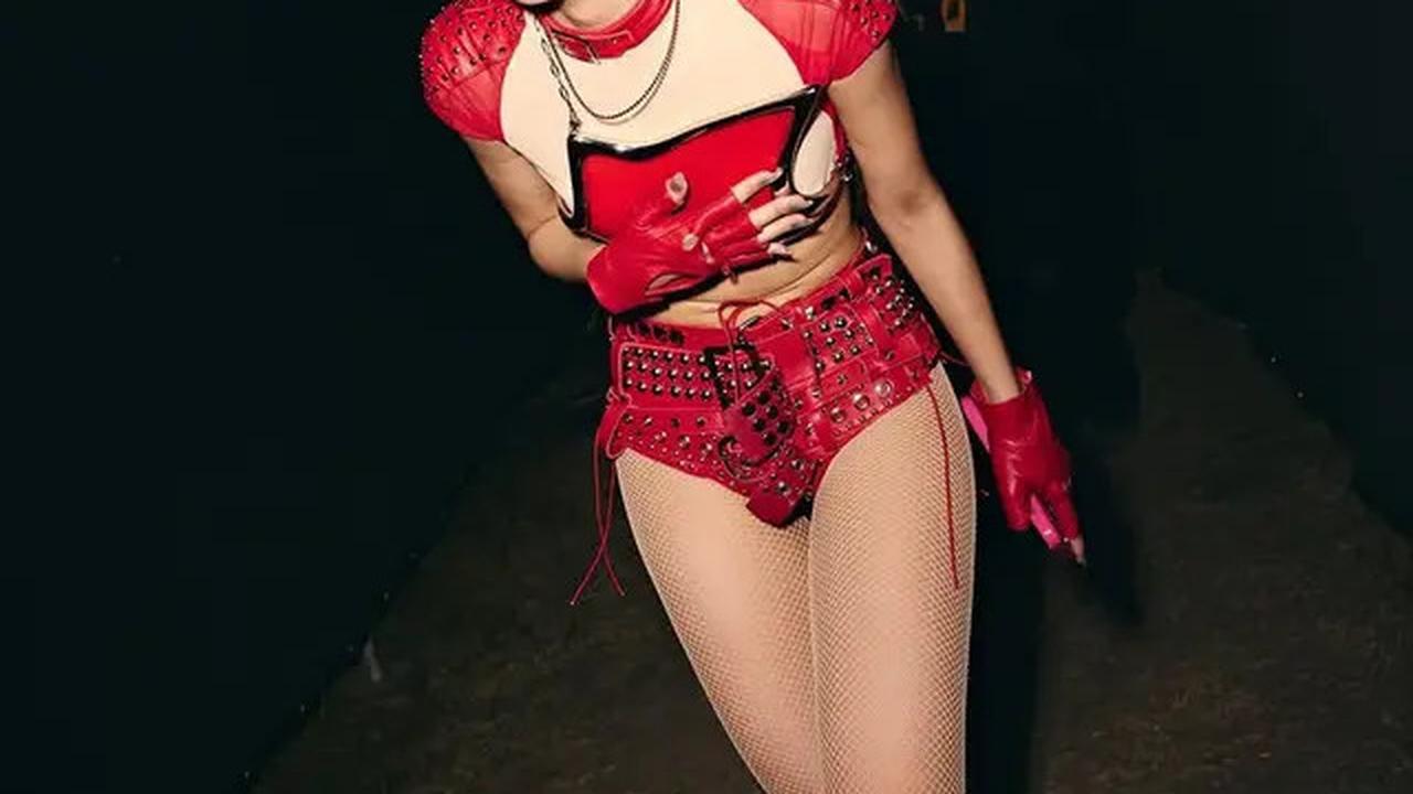 6 Potret Kesamaan Lisa dan Jennie Blackpink Kenakan Hot Pants Dipadukan Belt Leather Merah di Panggung Coachella 2025