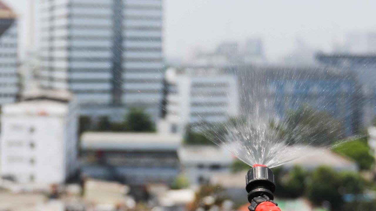 Berbagai upaya dan cara untuk mengurangi polusi udara telah dilakukan. Namun ada satu yang dianggap cukup mengurangi kadar udara tak sehat yang saat ini masih menyelimuti Jakarta.<br>
