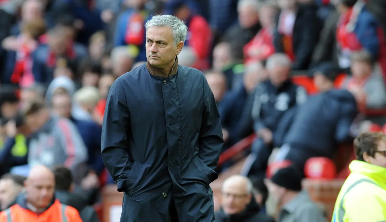 Manajer Manchester United Jose Mourinho melihat pemainnya bertanding melawan Arsenal saat pertandingan Liga Inggris di stadion Old Trafford di Manchester (29/4). (AP Photo / Rui Vieira)