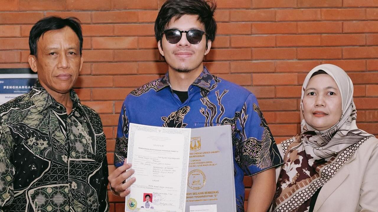Tetap Bersemangat Lanjutkan Pendidikan, ini Momen Atta Halilintar Akhirnya Punya Ijazah SMA di Usia 29 Tahun