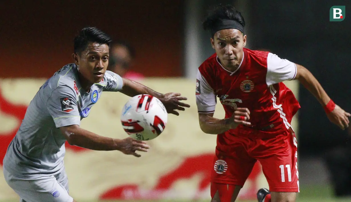 Pemain Persija Jakarta, Novri Setiawan (kanan) berebut bola dengan gelandang Persib Bandung, Febri Hariyadi, pada laga Final leg pertama Piala Menpora 2021 di Stadion Maguwoharjo, Sleman, Kamis (22/4/2021). (Bola.com/M Iqbal Ichsan)