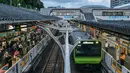 Yamanote Line juga dianggap sebagai garis pemisah antara pusat Kota Tokyo dan wilayah pinggiran kota. Foto yang diambil pada tanggal 27 Juni 2024 ini menunjukkan kereta Jalur Yamanote yang sedang berhenti di stasiun Nippori, salah satu dari 30 stasiun di sepanjang Jalur JR Yamanote di Tokyo. (Richard A. Brooks/AFP)