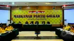 Partai Golkar menggelar Sidang Mahkamah Partai di Kantor DPP Partai Golkar, Jakarta, Rabu (25/02/2015).  Mahkamah digelar untuk mendamaikan dua kubu yang berbeda di tubuh Partai Golkar. (Liputan6.com/Andrian M Tunay)