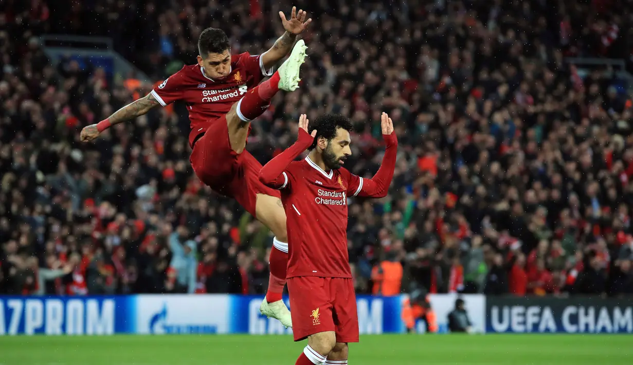 Pemain Liverpool, Mohamed Salah usai mencetak gol ke gawang AS Roma pada leg pertama semifinal Liga Champions di Stadion Anfield, Liverpool, Inggris, Selasa (24/4). Salah mencetak dua gol dalam pertandingan tersebut. (Peter Byrne/PA via AP)