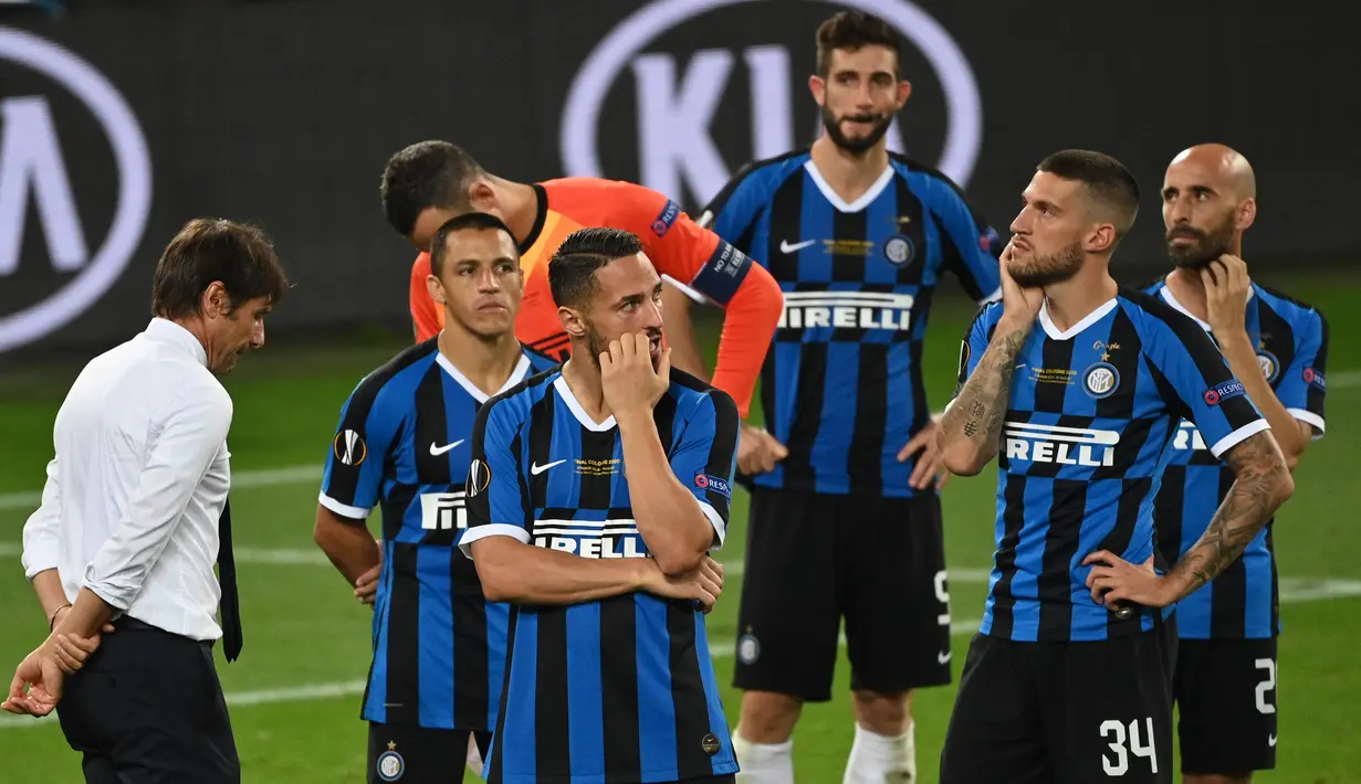 Pemain Inter Milan tampak lesu usai gagal meraih gelar juara Liga Europa 2019/2020 di Stadion RheinEenergie, Sabtu (22/8/2020) dini hari WIB. Inter Milan kalah 2-3 atas Sevilla. (AFP/Ina Fassbender/various sources)