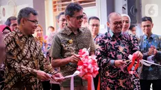Direktur Engineering & Project Semen Indonesia Tri Abdisatrijo (kanan), Gubernur Sumbar Irwan Prayitno dan Pjs. Rektor Universitas Bung Hatta (UBH) Hendra Suherman saat meresmikan Laboratorium Mekanika Tanah dan Laboratorium Material dan Struktur, UBH Padang, Kamis (23/1/2020). (Liputan6.com/HO/Eko)
