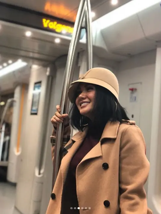 Beberapa tempat wisata di Amsterdam dikunjungi oleh penyanyi senior itu selama di Belanda. Dalam unggahan foto pertama, Yuni sedang berpose di • Capitale des Pay. (Instagram/yunishara36)