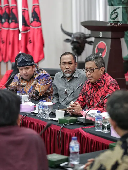 Sekjen PDIP Hasto Kristiyanto memberi keterangan saat menerima Pasukan Adat Nusantara Indonesia (PANI) di Kantor Pusat PDIP, Menteng, Jakarta, Rabu (13/2). Delegasi PANI dipimpin Ketua Umum Muhammad Akbar Amir Sultan Aliyah. (Liputan6.com/Faizal Fanani)