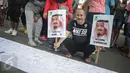 Seorang pria memegang poster bergambar Raja Salman, saat acara pawai suka cita menyambut kedatangan Raja Arab Saudi Salman bin Abdulaziz di kawasan Car Free Day, Bundaran HI, Jakarta, Minggu (26/2). (Liputan6.com/Faizal Fanani)