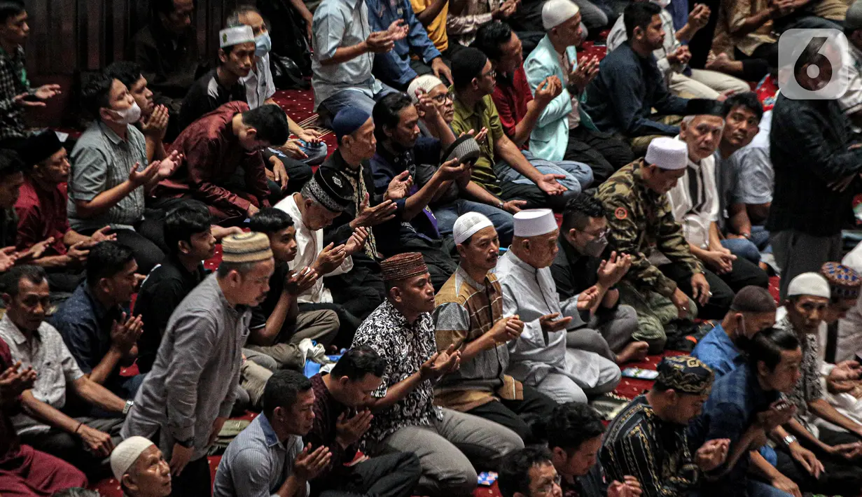 Sejumlah jemaah memanjatkan doa saat pelaksanaan salat gaib di Masjid Istiqlal, Jakarta, Jumat (10/2/2023). Salat gaib tersebut dilakukan untuk mendoakan para korban gempa di Turki dan Suriah. (Liputan6.com/Faizal Fanani)