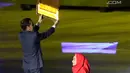 Presiden RI, Joko Widodo (kiri) menerima plakat dari penyandang disabilitas saat malam pembukaan Asian Para Games 2018 di SUGBK, Jakarta, Sabtu (6/10). Asian Para Games 2018 berlangsung 6-13 Oktober. (Liputan6.com/Helmi Fithriansyah)