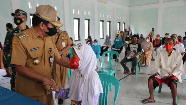 Bupati Banjarnegara, Budhi Sarwono menyalurkan JPS PPKM tahap III, sebagai konsekuensi diterapkannya PPKM level III. (Foto: Liputan6.com/HumasPemkab Banjarnegara)