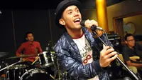 Selain Jago Nyanyi, Eros Tjokro Juga Bisa Sulap