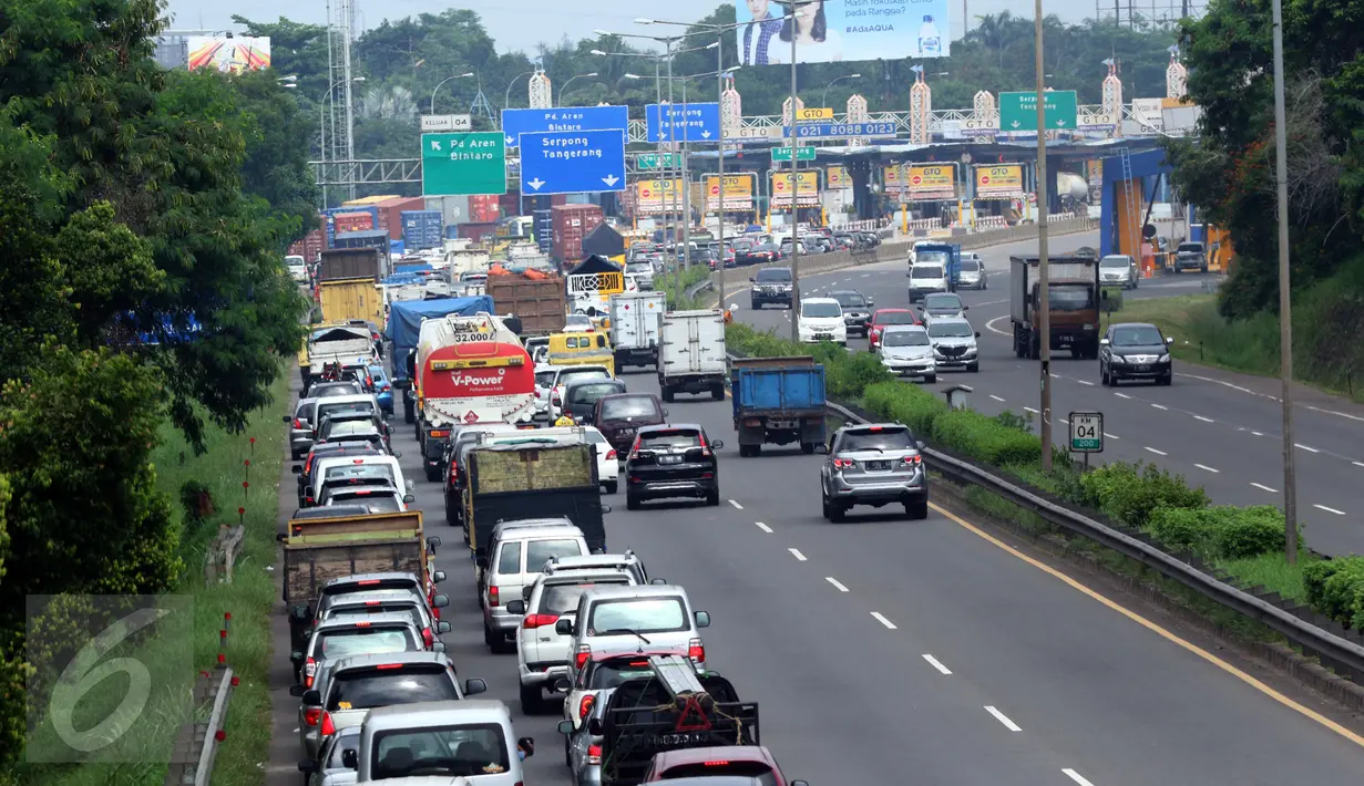 Sejumlah kendaraan terjebak kemacetan di ruas Tol BSD JORR, Tangerang Selatan, Senin (16/5). Kemacetan parah terjadi menyusul robohnya jembatan penyeberangan orang (JPO) di ruas Tol BSD JORR karena dihajar truk trailer. (Liputan6.com/Fery Pradolo)