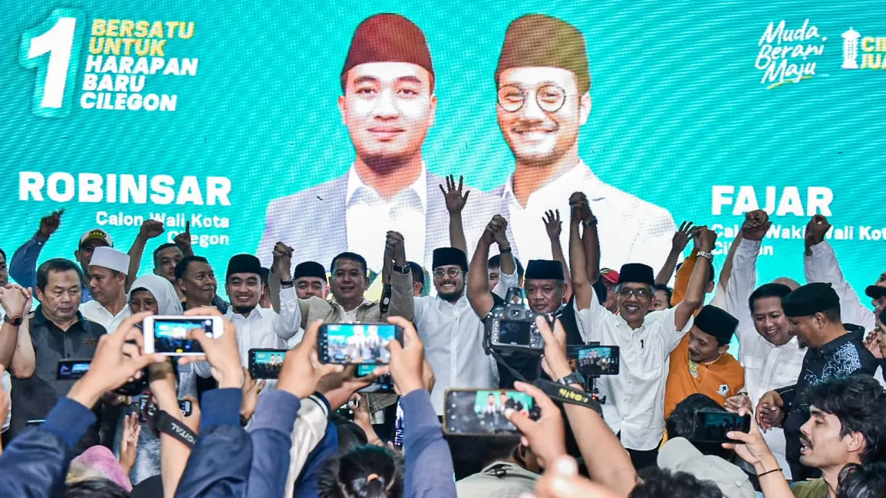 Seluruh elemen pendukung Calon Wali Kota dan Wakil Wali Kota Cilegon, Robinsar dan Fajar Hadi Prabowo merayakan kemenangan atas hasil quick count, di ASA Sport Center, Kota Cilegon, Rabu (27/11/2024) malam (Istimewa)