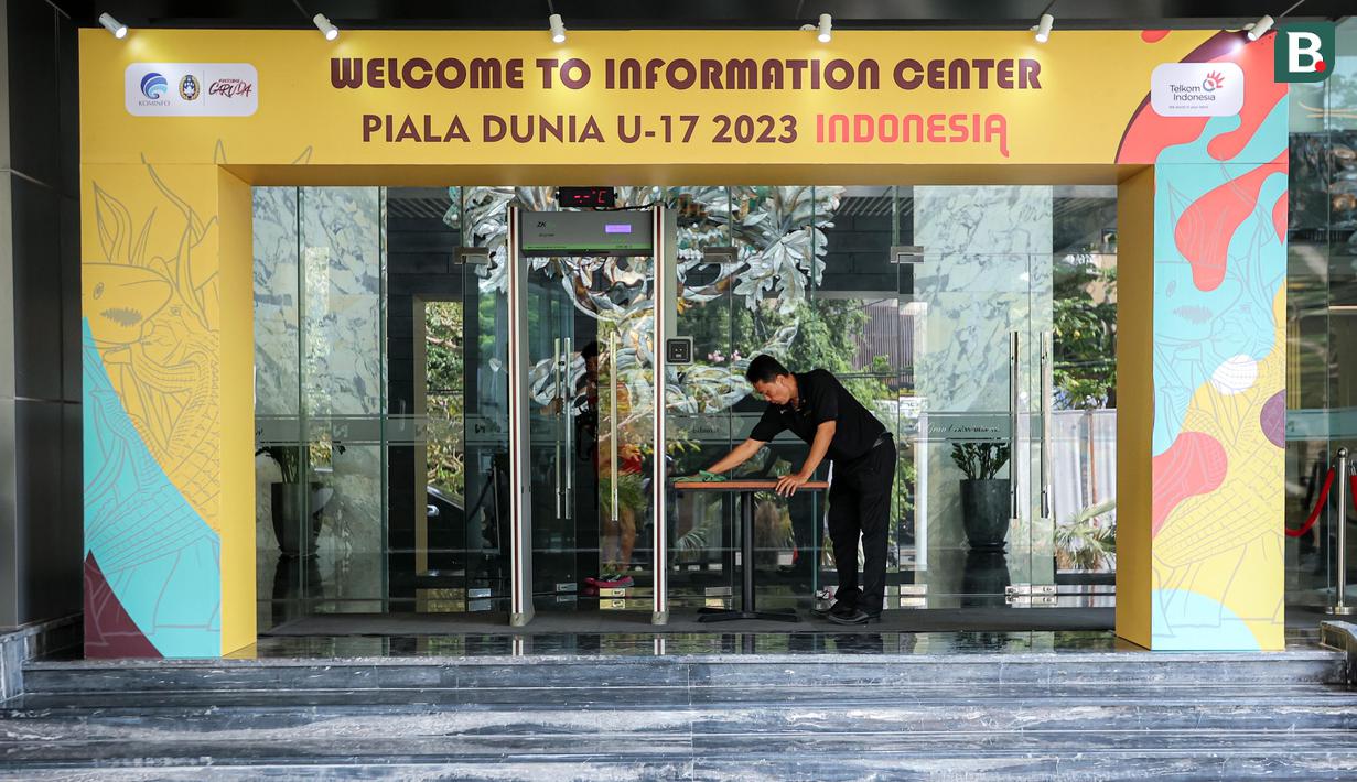 Petugas membersihkan meja di Information Center Piala Dunia U-17 2023 Surabaya di Grand Swiss-Belhotel, Surabaya pada Sabtu (11/11/2023). Pusat informasi ini sendiri ditujukan untuk pihak media agar bisa mendapatkan informasi dengan mudah. (Bola.com/Bagaskara Lazuardi)