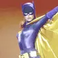 Yvonne Craig, aktris pemeran Batgirl di serial klasik Batman, meninggal sambil dikelilingi oleh keluarga dekat. (ieconomis.files.wordpress.com)