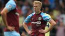 Ben Mee. Bek tengah Inggris berusia 32 tahun yang telah membela Burnley sejak pertengahan musim 2011/2012 ini memutuskan hijrah ke Brentford di bursa transfer musim panas 2022/2023 usai Burnley terdegradasi di akhir musim 2021/2022. Ia dilepas dengan status bebas transfer dan diikat kontrak hingga Juni 2024. Bersama Burnley ia total tampil dalam 376 laga di semua ajang dengan torehan 12 gol dan 12 assist. (AFP/Lindsey Parnaby)