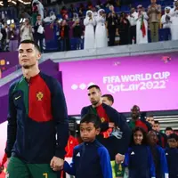 Cristiano Ronaldo gandeng bocah asal Indonesia sebelum lawan Ghana di Piala Dunia 2022 (instagram/cristiano)