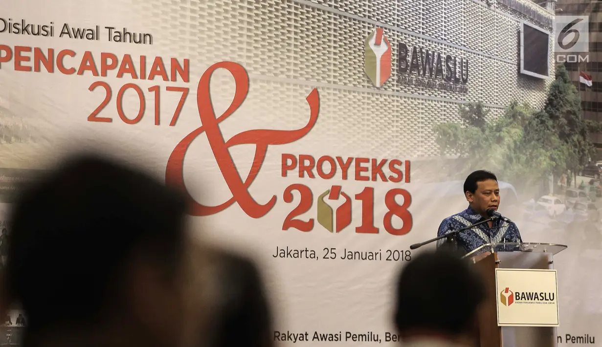 Suasana saat Ketua Bawaslu Abhan memberi sambutan dalam diskusi awal tahun di Jakarta, Kamis (25/1). Acara dihadiri juga oleh Ketua KPU Arief Budiman, Ketua DKPP Harjono, serta perwakilan MA, dan TNI serta Polri. (Liputan6.com/Faizal Fanani)