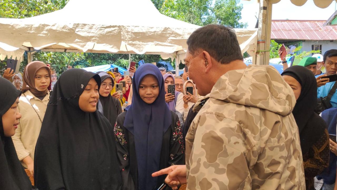 menhan sjafrie temua keluarga korban penembakan kkb papua
