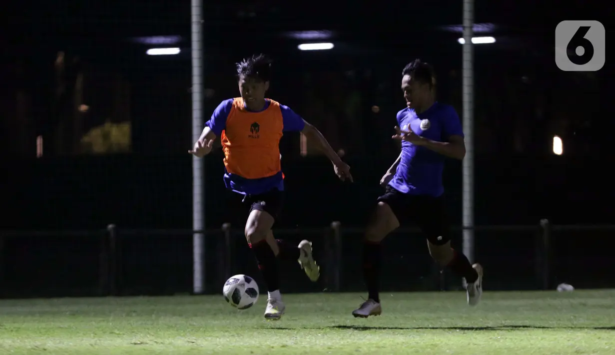 Pemain Timnas Indonesia U-22 beradu kecepatan dan menguasai bola saat latihan di Lapangan D, Kompleks Gelora Bung Karno, Senayan, Jakarta, Selasa (2/3/2021). Latihan ini persiapan untuk dua ajang uji coba melawan tim Liga 1 Indonesia dan SEA Games 2021 di Vietnam. (Liputan6.com/Helmi Fithriansyah)