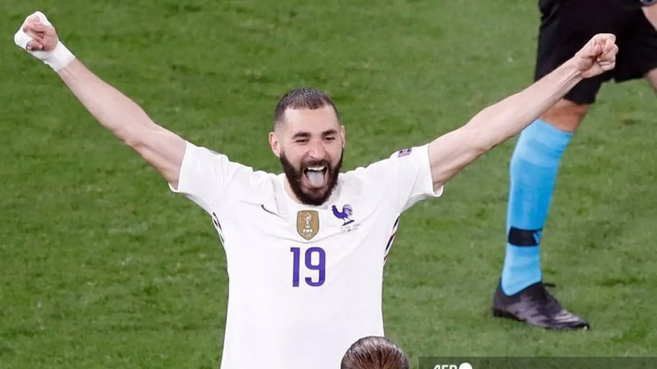 Penyerang Timnas Prancis, Karim Benzema merayakan gol (Photo: AFP)