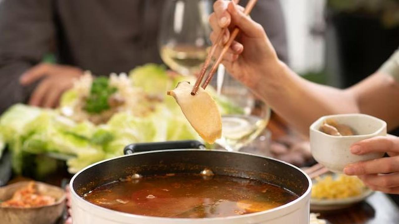 Untuk menjaga suhu tubuh tetap hangat dan menghadapi musim hujan dengan nyaman, salah satu cara yang menyenangkan adalah dengan menikmati berbagai makanan berkuah dari berbagai negara.