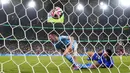 Pemain Manchester City, Phil Foden mencetak gol ketiga timnya ke gawang Fluminense pada laga final Piala Dunia Antarklub 2023 di King Abdullah Sports City, Jeddah, Arab Saudi, Sabtu (23/12/2023) dini hari WIB. (AFP/Giuseppe Cacace)