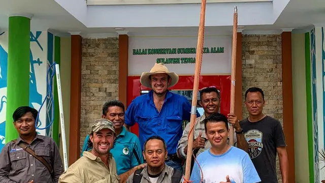 Gagal Tangkap Buaya Berkalung Ban, Ini 7 Potret Matt Wright dengan Tim