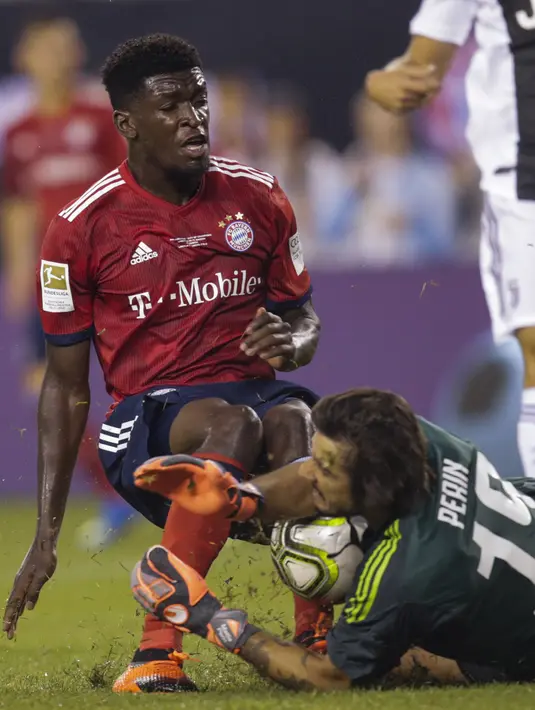 Pemain Bayern Munchen, Kwasi Okyere (kiri) berebut bola dengan kiper Juventus, Mattia Perin pada laga International Champions Cup 2018 di Lincoln Financial Field, Philadelphia, (25/7/2018). Juventus menang 2-0. (AFP/Eduardo Munoz Alvarez)