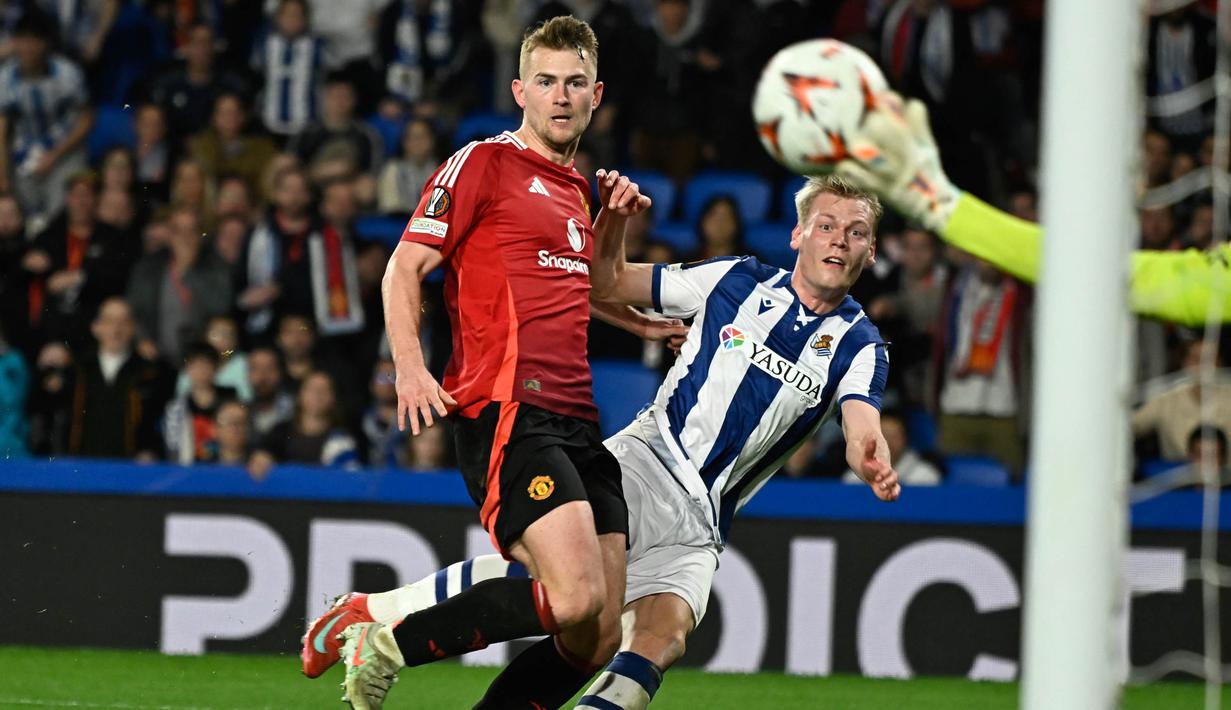 Meski tampil dominan, Real Sociedad kesulitan untuk membongkar pertahanan Manchester United yang bermain cukup disiplin. Skor 0-0 bertahan hingga babak pertama usai. (ANDER GILLENEA/AFP)
