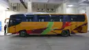 Bus milik Madura United terparikir saat laga leg kedua semifinal championship series BRI Liga 1 2023/2024 melawan Borneo FC di Stadion Batakan, Balikpapan, Minggu (19/05/2024). (Bola.com/Bagaskara Lazuardi)